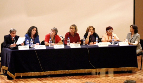 Elena Jeanetti, Norma Blazquez, Gabriela Dutrénit, Claudia Bodek, Margarita Velázquez, Delia Selene de Dios y Adriana Ortiz, ayer en la Facultad de Ciencias Políticas y Sociales de la UNAM. Foto: Alejandra Monsiváis/AMC 