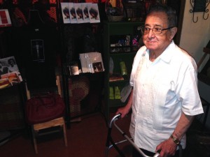 El maestro Disner en la sala especial "Los sueños de Disner". Foto: Isaín Mandujano/Chiapas PARALELO