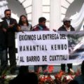 Con silbatos, campañas, cacerolas y tambores, pobladores del Barrio Cuxtitali en San Cristóbal de Las Casas irrumpieron en el templete donde el alcalde Francisco Martínez Pedrero y el Secretario de Turismo, Mario Uvence, inaugurarían esta mañana la Feria de la Primavera y de La Paz. 