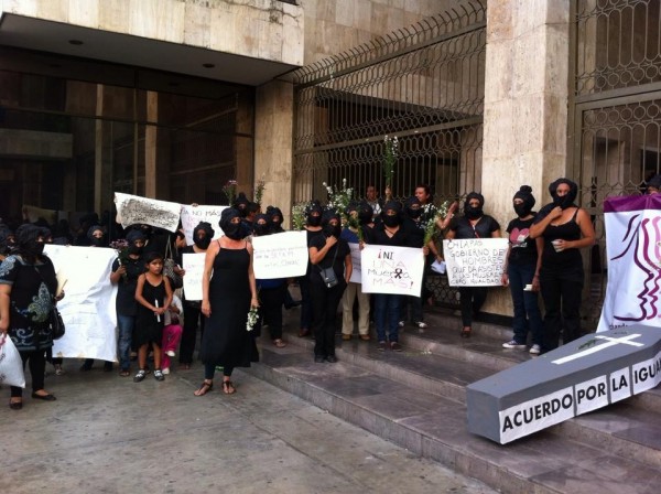 Las activistas también se manifestaron afuera del Congreso del Estado. Foto: Sandra de los Santos/ Chiapas PARALELO. 