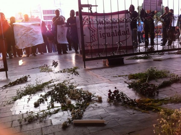 Las activistas arrojaron un ataúd adentro de Palacio de Gobierno, flores y veladoras. 