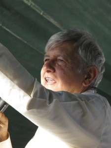 A 18 meses de las elecciones, diversos políticos intentan montarse, mas que en la estructura de Morena, en la figura de Andrés Manuel López Obrador, porque intuyen que en Chiapas puede convertirse también en el gran benefidel descontento popular.