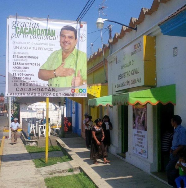 Funcionarios municipales de tercer nivel, como Arturo Alonso Azabache Director del Registro Civil de Cacahoatán, siguen el ejemplo del gobernador Manuel Velasco para promocionar su imagen personal a través del servicio público.