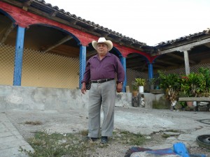 Con  70 años, Enrique Palacios recuerda escenarios, protagonistas y anécdotas de la Revolución, encarnadas por familiares suyos. Foto: Mirador/Chiapas PARALELO