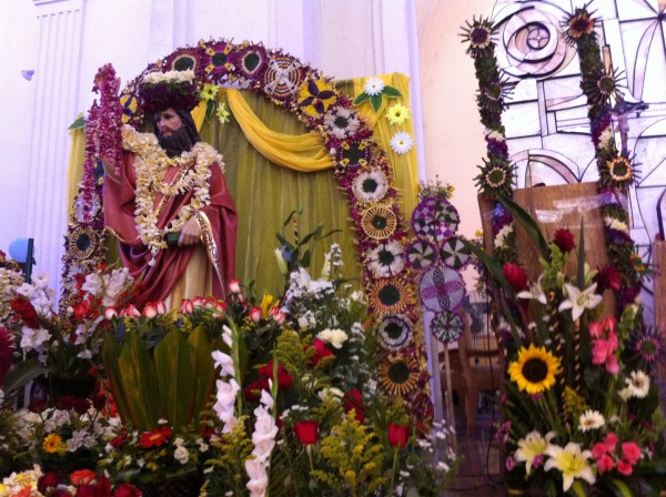 El 25 de abril, como ninguna otra fecha en el año, la Catedral de San Marcos queda oliendo a flor de mayo. Este día se celebra al Santo Patrono de Tuxtla Gutiérrez: San Marcos. Foto: Sandra de los Santos/ Chiapas PARALELO. 