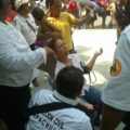 Madres solteras se desmayan mientras esperaban al gobernador Foto: Cortesía.