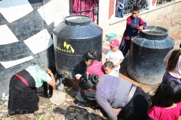 Mujeres tienen que lavarse y bañar a sus hijos en instalciones improvisadas. Foto: Elizabeth Ruiz