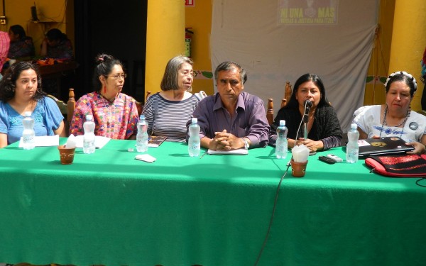 Familiares de víctimas de feminicidios, protestan por la liberación de los presuntos culpables. Foto: Amalia Avendaño