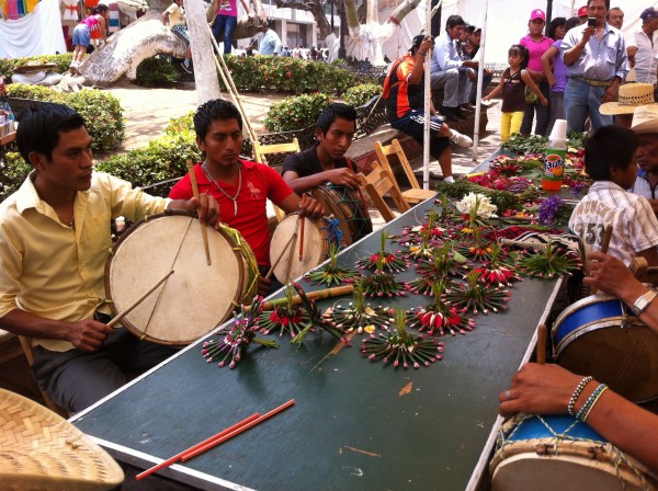 El 24 de abril se realizó el Encuentro de Ramilleteros a un costado de la Catedral. Foto: Sandra de los Santos/ Chiapas PARALELO. 