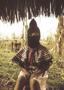 Fotografía de mujer en revista Rebeldía Zapatista