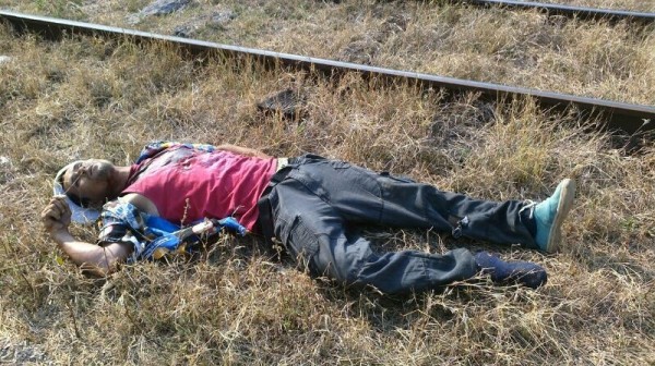 Migrante muerto durante asalto ocurrido en el tren que salió de Arriaga, Chiapas. Foto: Martha Izquierdo