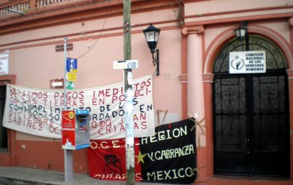 Protesta de la OCEZ-RC en las oficinas de la CNDH en Sancris en el 2009. Foto: Chiapas PARALELO