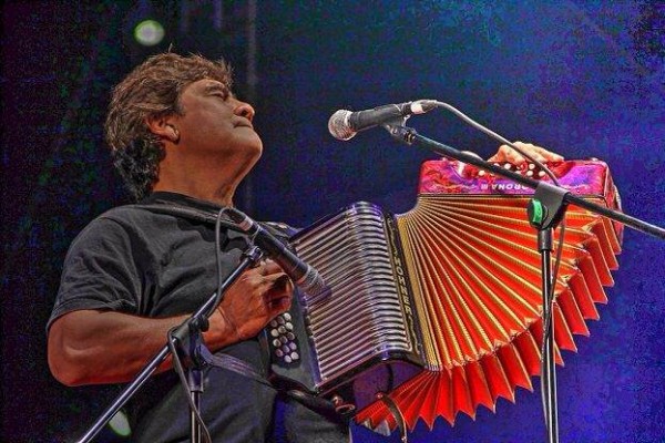 Celso Piña rindió homenaje a Gabriel García Márquez la noche del martes 22 en su concierto de San Cristóbal de Las Casas cantando Macondo y la canción que tanto le pedía y gustaba a Gabo, por lo que la llamaba la Maestra de las Cumbias: la Cumbia Sampuesana. Foto: Elizabeth Ruiz