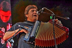 Celso Piña rindió homenaje a Gabriel García Márquez la noche del martes 22 en su concierto de San Cristóbal de Las Casas cantando Macondo y la canción que tanto le pedía y gustaba a Gabo, por lo que la llamaba la Maestra de las Cumbias: la Cumbia Sampuesana. Foto: Elizabeth Ruiz