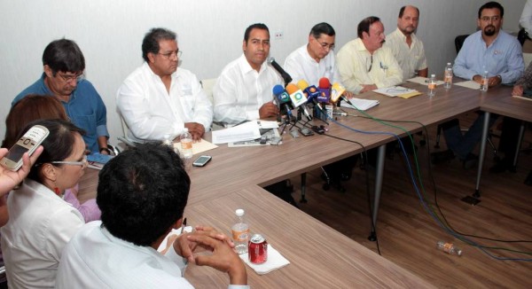 El Secretario General de Gobierno, Eduardo Ramírez Aguilar, y los delegados del gobierno federal hoy en conferencia de prensa para exponer la postura oficial con respecto al Caso de la Selva Lacandona