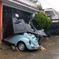 Tras la tromba que azotó Comitán, reporta Protección Civil que los daños son resultado de una lluvia que alcanzó los 26 milímetros en un lapso de 30 minutos, afectando al barrio Yalchivol, en donde se contabilizaron 17 viviendas con daños parciales en enseres domésticos, así como cuatro vehículos dañados debido a los encharcamientos. Foto: Toño Aguilar