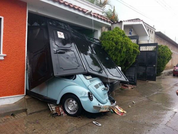 Tras la tromba que azotó Comitán, reporta Protección Civil que los daños son resultado de una lluvia que alcanzó los 26 milímetros en un lapso de 30 minutos, afectando al barrio Yalchivol, en donde se contabilizaron 17 viviendas con daños parciales en enseres domésticos, así como cuatro vehículos dañados debido a los encharcamientos. Foto: Toño Aguilar