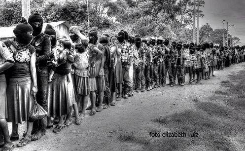 Zapatistas en formación durante homenaje a Galeano en La Realidad. Foto: Elizabeth Ruiz.