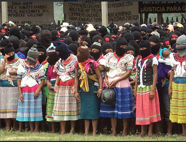 Mujeres indígenas zapatistas tseltales bases de apoyo del EZLN en el evento para los honores de Galeano, zapatista asesinado el pasado 02 de mayo. Foto: Radio Pozol/LaIndiaGuane