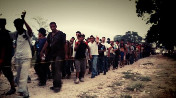 Migrantes antes del operativo. Foto: Rubén Figueroa