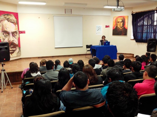 El fotoperiodista Moyses Zuñiga impartiendo una conferencia a estudiantes de la Unich. Foto: Gabriela López/ Chiapas PARALELO. 