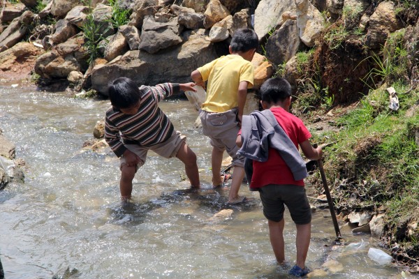 Niños desplazados despues de bañarse en la orilla del río. Foto: Elizabeth Ruiz