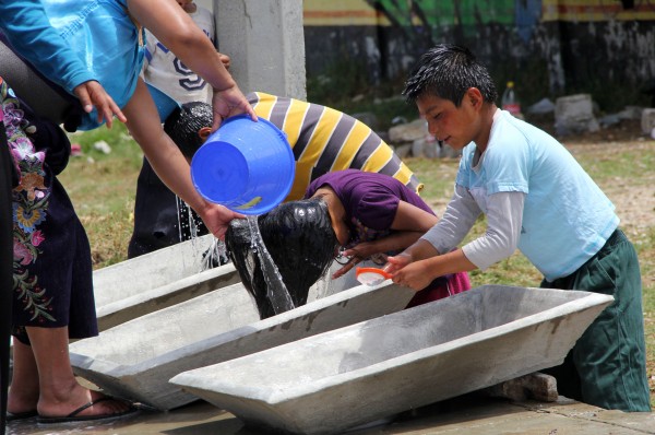 Niños y niñas desplazadas por la violencia en Chiapas, se asean en lavaderos improvisados. Foto: Elizabeth Ruiz