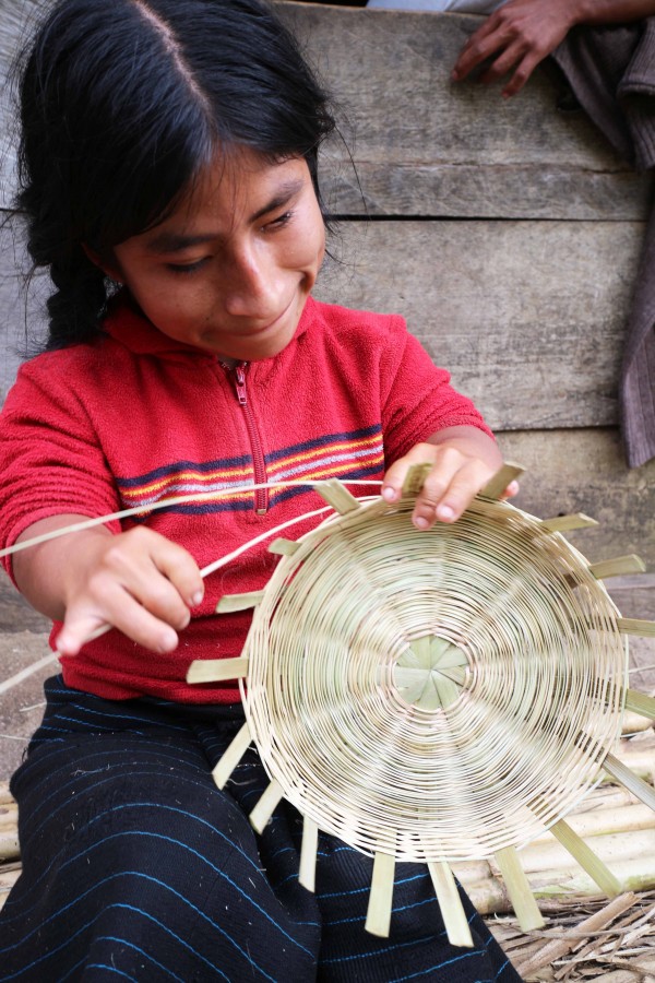 Pascualita, la niña que teje vida. Foto: Elizabeth Ruiz