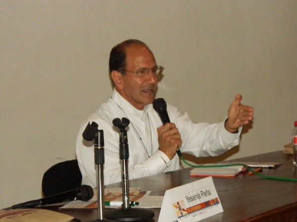 El sacerdote Alejandro Solalinde durante la conferencia de la Semana Cultural de la Diversidad Sexual. Foto: Amalia Avendaño. 