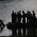 Miles de habitantes de Guatemala y otros países cruzan la frontera por el río Suchiate a bordo de una balsa. Foto: Elizabeth Ruiz