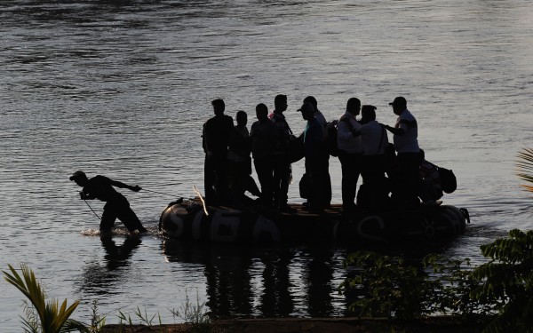 Miles de habitantes de Guatemala y otros países cruzan la frontera por el río Suchiate a bordo de una balsa. Foto: Elizabeth Ruiz