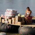 A bordo de las balsas también se transporta, de ida y vuelta, grandes cajas y paquetes. Foto: Elizabeth Ruiz