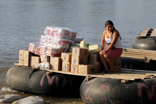 A bordo de las balsas también se transporta, de ida y vuelta, grandes cajas y paquetes. Foto: Elizabeth Ruiz