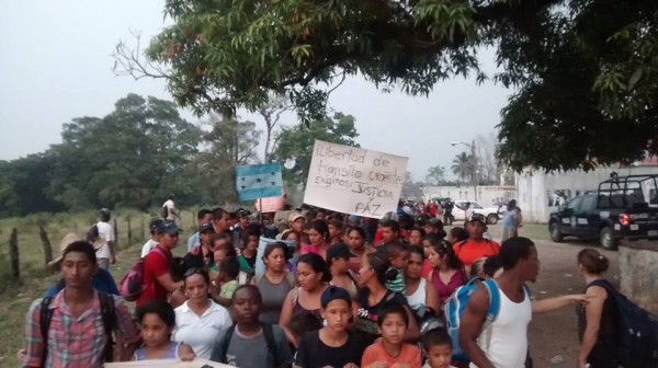 Mas de 300 migrantes entre ellos mujeres y niños, emprendieron una caminata desde Tenosique, exigiendo libre transito. Foto: Rubén Figueroa