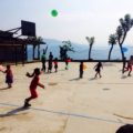 Alegría con globos a la hora del recreo en el Jardín de Niños y Niñas Francisco Gabilondo Soler de San José La Unión en Huitiupan, Chiapas. Foto: Héctor Alonso Jiménez