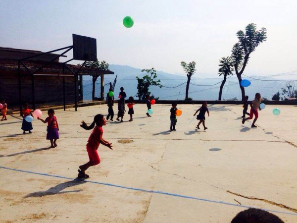 Alegría con globos a la hora del recreo en el Jardín de Niños y Niñas Francisco Gabilondo Soler de San José La Unión en Huitiupan, Chiapas. Foto: Héctor Alonso Jiménez