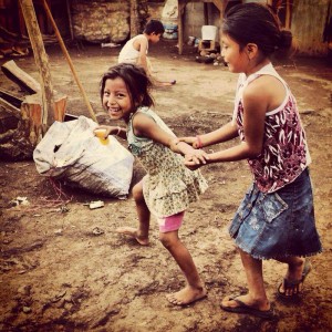 Niñas que trabajan con sus padres en el basurero de Tapachula. Foto: Elizabeth Ruiz, Chiapas PARALELO