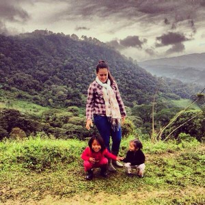 La maestras y dos de sus pequeños en el Jardín de Niños y Niñas Francisco Gabilondo Soler de San José La Unión en Huitiupan, Chiapas. Foto: Héctor Alonso Jiménez