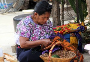 Tejedoras y bordadoras tsotsiles de Zinacantán,. Chiapas. Foto: Elizabeth Ruiz/Chiapas PARALELO