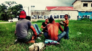 Ethen un niño migrante platica con sus compañeros de viaje afuera del albergue "La 72" en Tenosique, Tabasco, el viaja junto con su padre rumbo a los estados unidos, la violencia en Centroamérica obliga a cientos de personas diariamente a emprender una travesía plagada de peligros sobre todo al transitar por México donde son victimas del crimen organizado y autoridades corruptas. Foto y texto: Rubén Figueroa