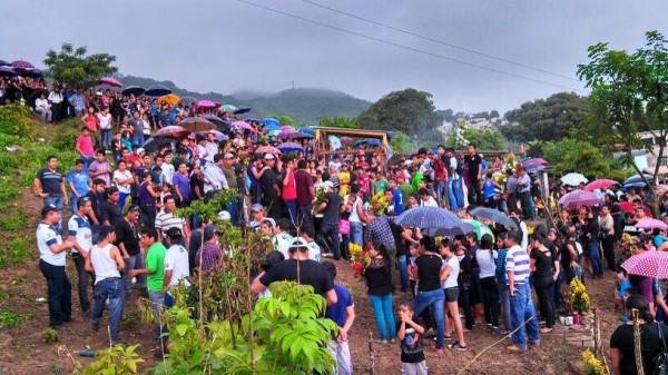 Así estuvo el funeral de Pedro Reynaldo Gómez López, de 27 años de edad, José Alfredo y Erick Gallardo López de entre 20 y 25 años,  José Gómez Álvarez de 32 años, Juan Mendoza Villarreal de 37 años y Pedro Alejandro López Chávez, quien era el más joven de todos con apenas 16 años. Todos fueron sepultados el jueves 19 en el panteón municipal de San Fernando. Foto: Mily Narvaez