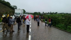 Los campesinos advirtieron que si vuelven a ser engañados este miércoles que fueron citados en Palacio de Gobierno, volverán a tomar la carretera. 