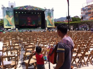 Megapantalla en la plaza central de Tuxtla Gutiérrez.  Foto: Sandra de los Santos