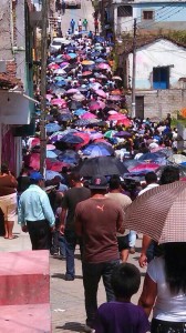 Los seis obreros de la construcción fueron llevado por un ingeniero contratista de la SEDESOL, de nombre Manuel Rincón. Harían piso firme y fogones ecológicos como en otras ocasiones lo habían hecho ya. Foto: Mily Narvaez