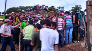 Los padres y madres de los jóvenes obreros de la construcción lloraron a sus hijos que fallecieron luego de que el camión voleto en que viajaban cayó a una barranca en el municipio de Las Margaritas. Foto: Mily Narvaez