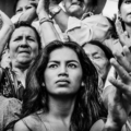 Mujer que mira al sur. De Ariel Silva Mujer del Sur. Es la fotografía con la que el chiapaneco Ariel Silva participa en la Expofoto "El México de los mexicanos II" que se exhibe en la en la Galería Abierta de las Rejas del Bosque de Chapultepec, en la Ciudad de México. Patrocinada por Fomento Cultural Banamex.