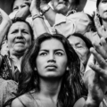 Mujer del Sur. Es la fotografía con la que el chiapaneco Ariel Silva participa en la Expofoto "El México de los mexicanos II" que se exhibe en la en la Galería Abierta de las Rejas del Bosque de Chapultepec, en la Ciudad de México. Patrocinada por Fomento Cultural Banamex. 