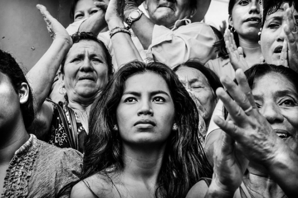 Mujer del Sur. Es la fotografía con la que el chiapaneco Ariel Silva participa en la Expofoto "El México de los mexicanos II" que se exhibe en la en la Galería Abierta de las Rejas del Bosque de Chapultepec, en la Ciudad de México. Patrocinada por Fomento Cultural Banamex.