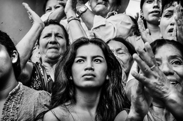 Mujer del Sur. Es la fotografía con la que el chiapaneco Ariel Silva participa en la Expofoto "El México de los mexicanos II" que se exhibe en la en la Galería Abierta de las Rejas del Bosque de Chapultepec, en la Ciudad de México. Patrocinada por Fomento Cultural Banamex. 