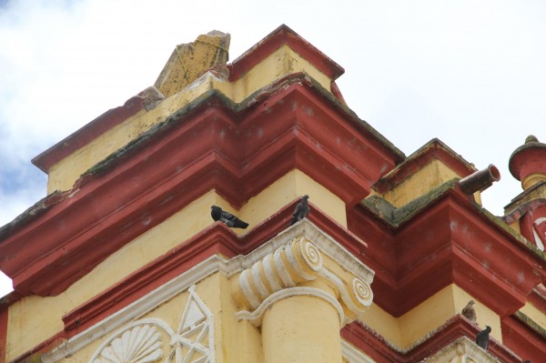 Aspecto de daños en la Catedral de San Cristóbal. Foto: Elizabeth Ruiz